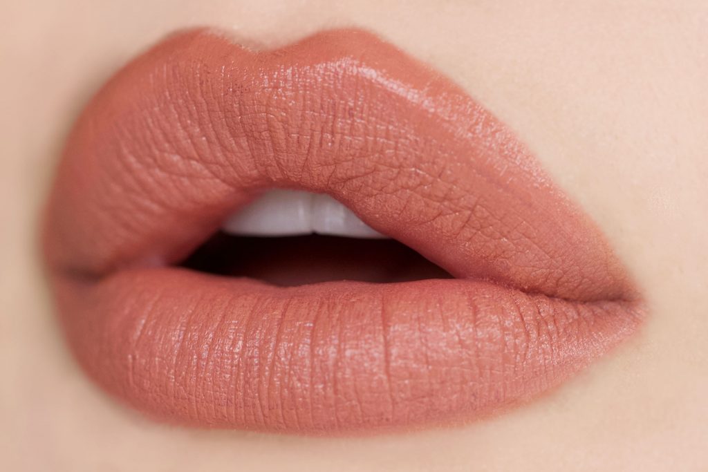 by_terry_velvet_rouge_lip_swatch-1024×683